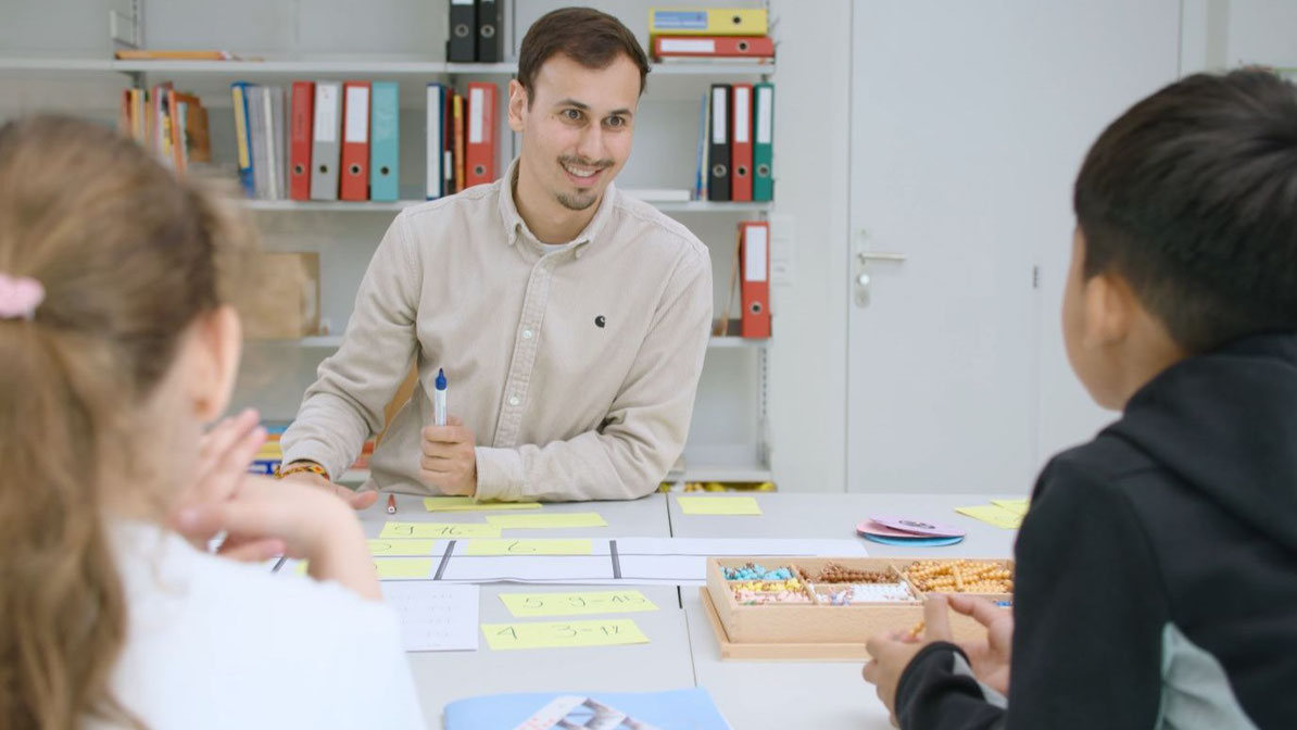 Der Master in Schulischer Heilpädagogik richtet sich an ausgebildete Lehrpersonen und baut auf entsprechendem Vorwissen auf. Für Personen mit Bachelor-Abschluss in einem studienverwandten Bereich besteht die Möglichkeit eines Quereinstiegs.