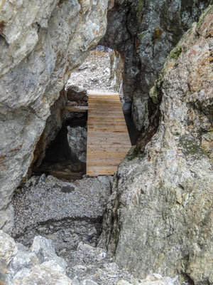 Die Brücke steht und alle sind trocken (Foto: Bruno Riedhauser)