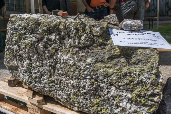 Zillis Dorffest: Wettbewerb Loch bohren wie einst von Hand