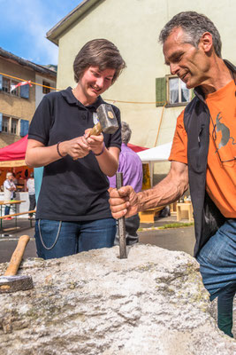 Zillis Dorffest: Wettbewerb Loch bohren wie einst von Hand