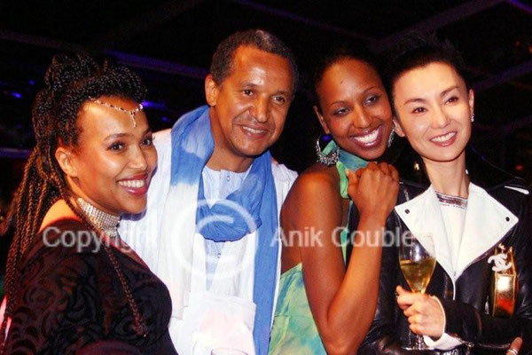 Abderrahmane Sissako, entouré de son épouse Maggie, d'une amie ainsi que de Maggie Cheung 2007 / Photo : Anik Couble