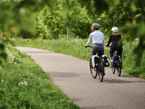 Leute auf Fahrrad