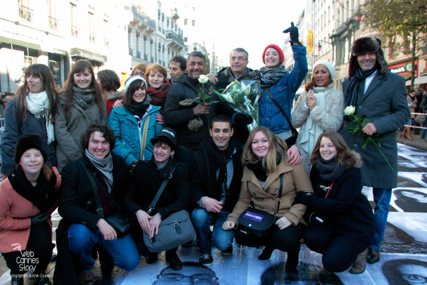 Charlotte Le Bon et Jean-Jack Queyranne, entourés des marcheurs de 1983, Toumi Djaïdja, Arbi Rezguin, Farid L'Haoua ainsi que d'Ali Kismoun, Farida Boudaoud et tous les bénévoles - Inauguration du projet "Inside Out" - Lyon  2013 - Photo © Anik COUBLE